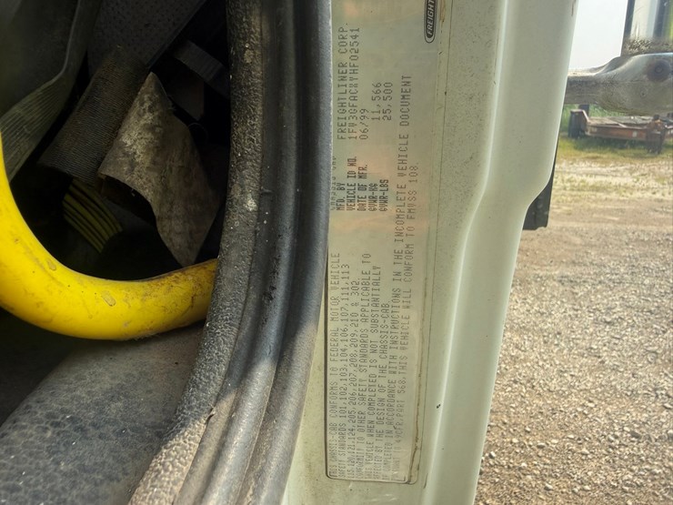 2000-freightliner-fl60-image-63