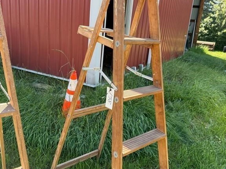 6'-wood-ladder-image-1