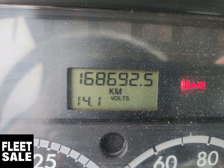 2011-freightliner-m2-106-image-26