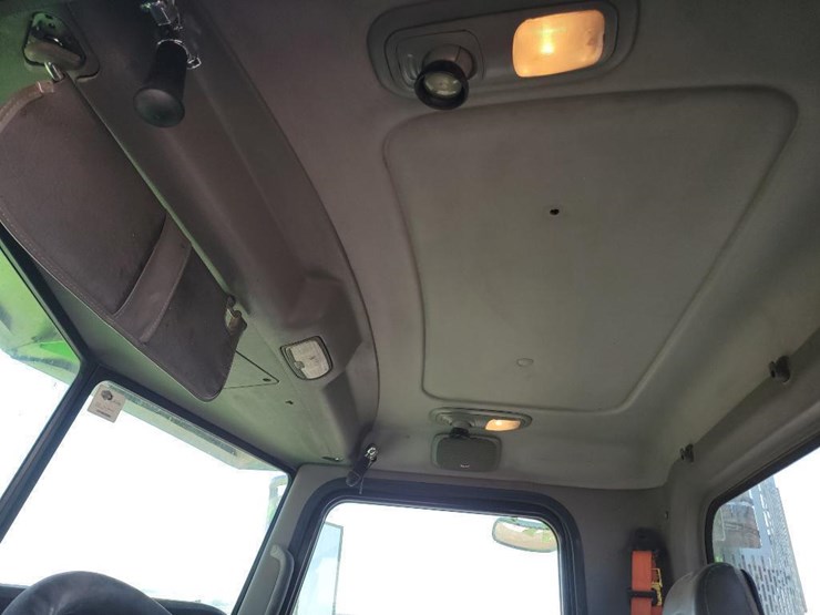 2014-peterbilt-365-image-17