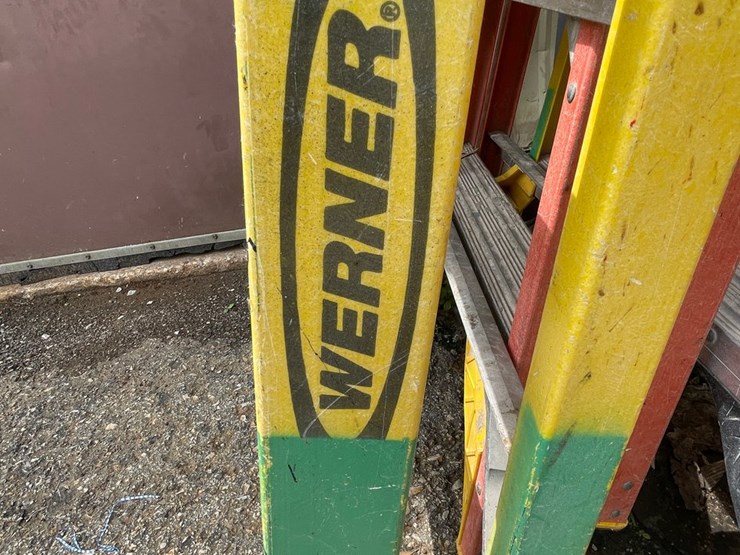 #1158-•-(3)-fiberglass-step-ladders-image-3