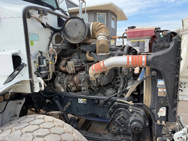 2015-peterbilt-365-image-33