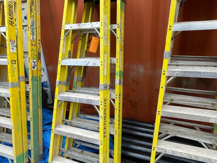 #1157-•-(2)-fiberglass-step-ladders-image-1