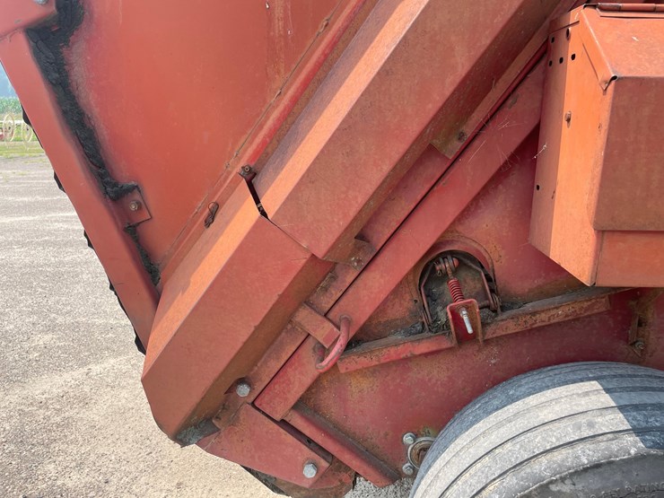 new-holland-851-image-14