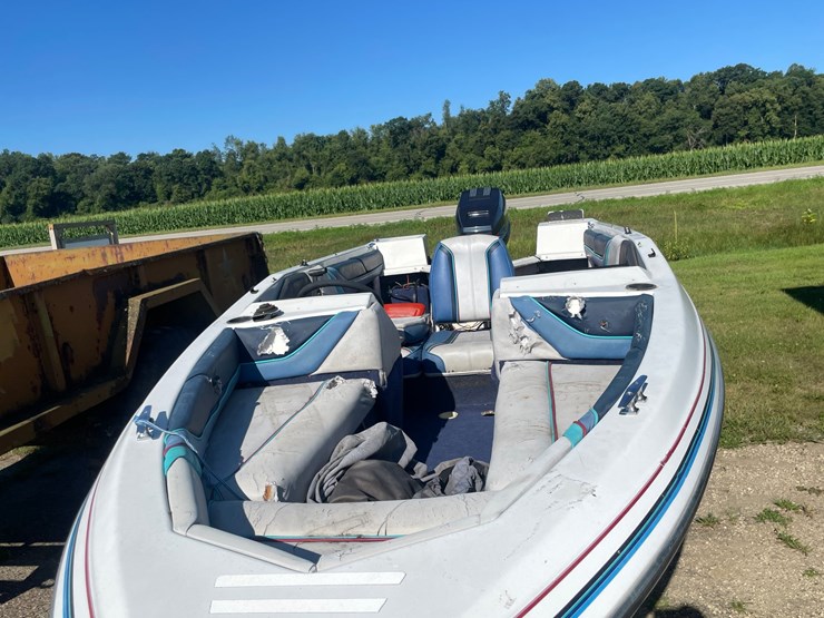 #1019-•-bayliner-capri-boat-on-escort-trailer-(no-title,-for-parts)-image-15