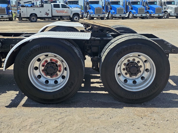 2012-kenworth-t800-image-16
