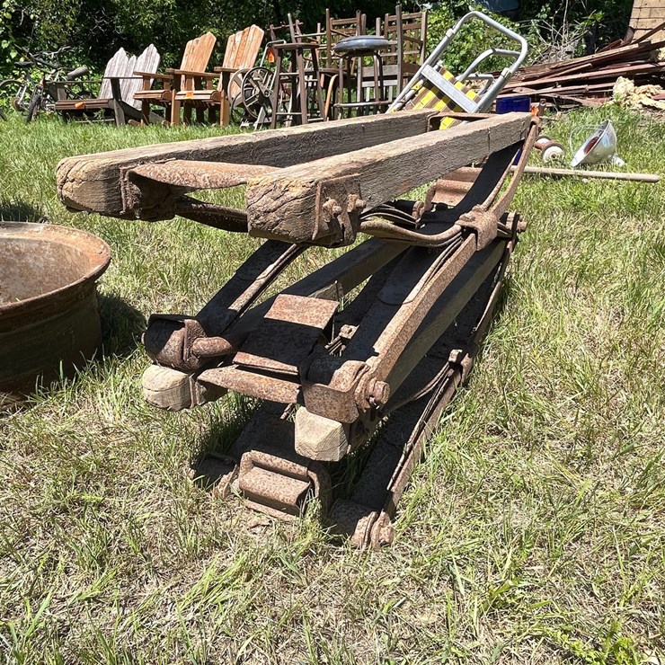 #3312 • (2) Horse Buggy Springs