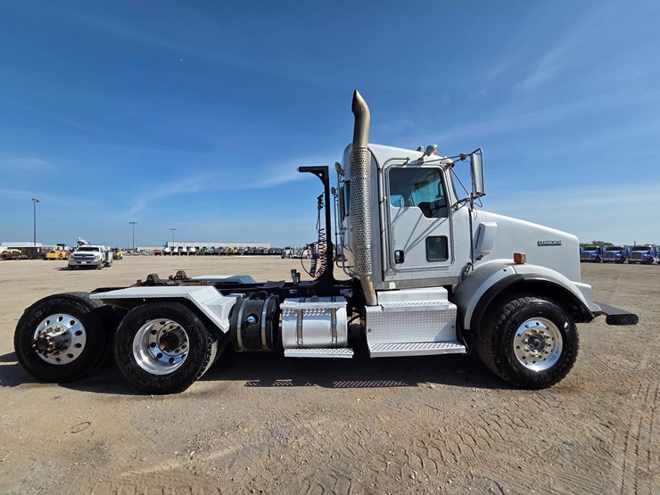 2013-kenworth-t800-image-4