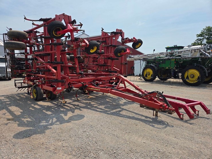 44'-sunflower-5055-44-field-cultivator-image-54