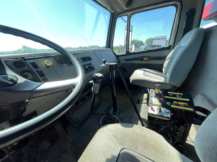 1995-freightliner-fl80-image-19