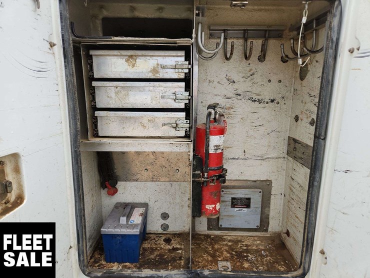 2011-freightliner-m2-106-image-34