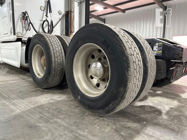 2012-peterbilt-587-image-33