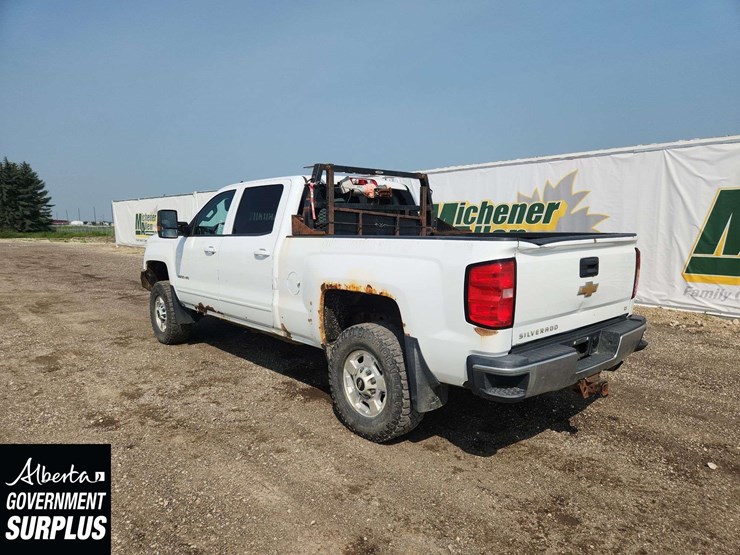 2015-chevrolet-silverado-2500hd-image-2