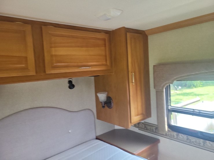 2003-fleetwood-bounder-39z-class-a-motorhome-on-freightliner-chassis-image-54