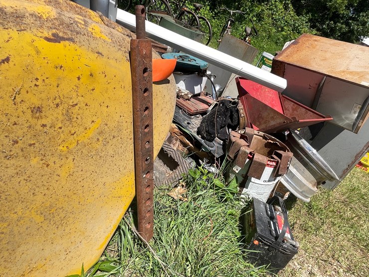 #3315-•-(2)-tractor-fenders-and-draw-bar-image-11
