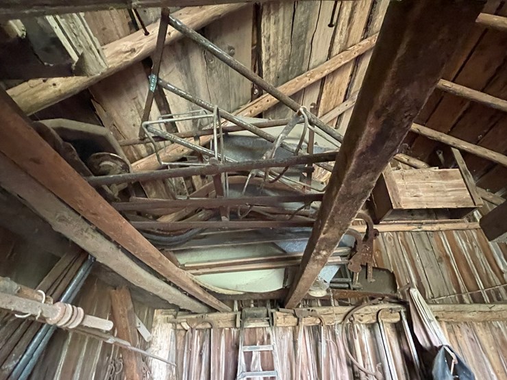 #2341-•-all-contents-in-rafters-image-15