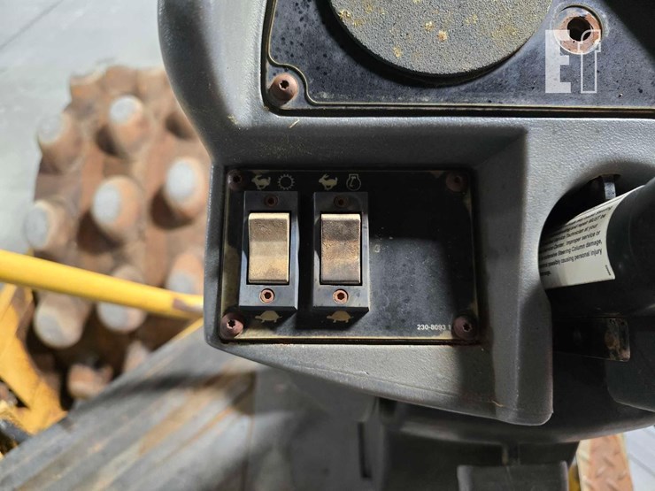2004-caterpillar-cp-563e-image-12