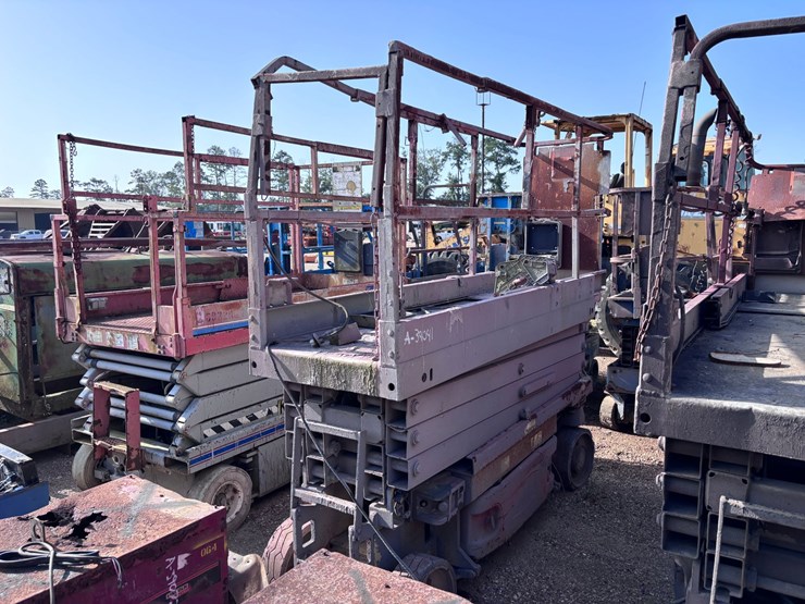 #39041-•-jgl-scissor-lift-|-for-parts/repairs-image-1