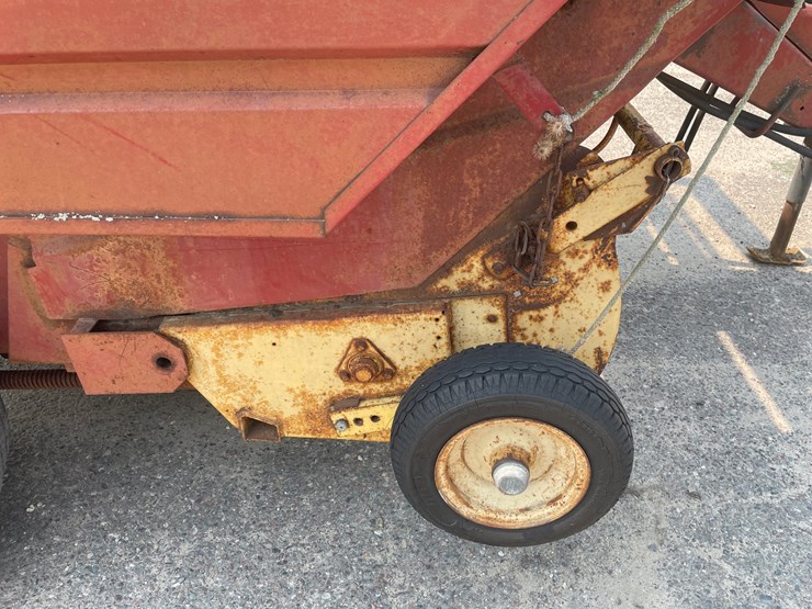 new-holland-851-image-18