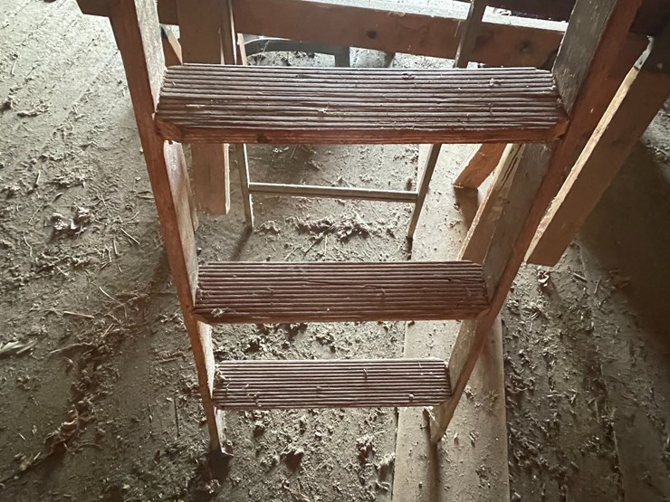 #2323-•-set-of-sawhorses-and-wooden-step-ladder-image-6