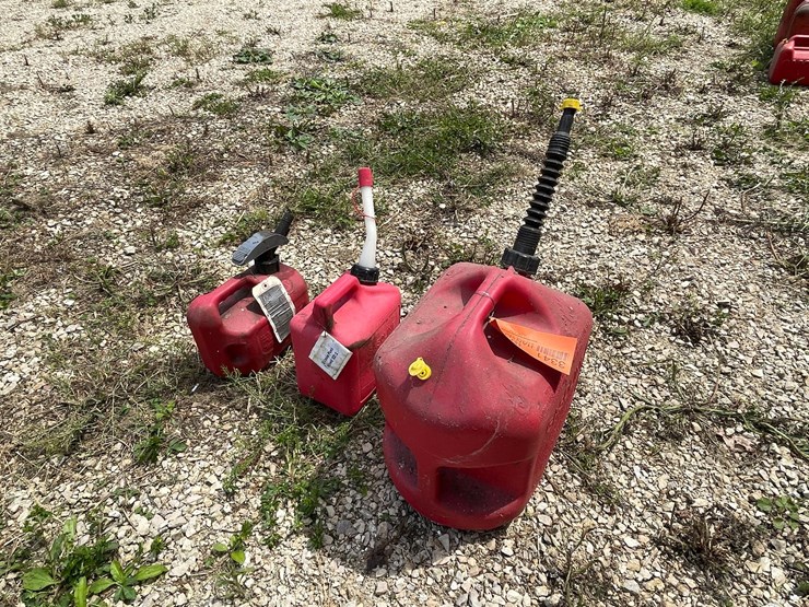 #3341-•-(3)-poly-gas-cans-image-5