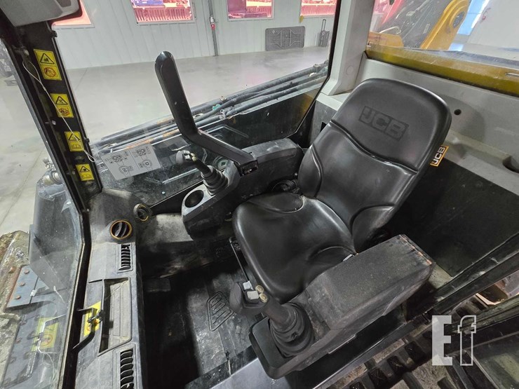 2022-jcb-3ts-8t-image-13