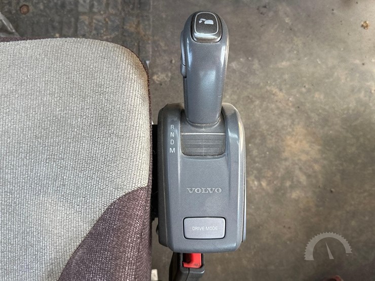 volvo-vnl64t300-image-17