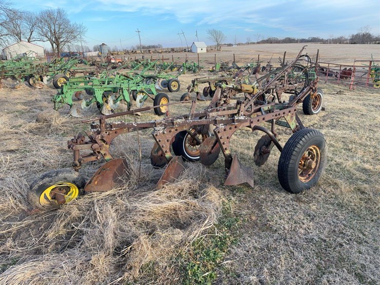 john-deere-pull-type-three-bottom-plow-image-3