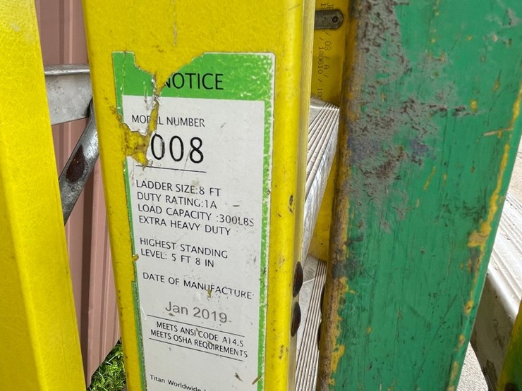 #1154-•-(2)-fiberglass-step-ladders-image-3