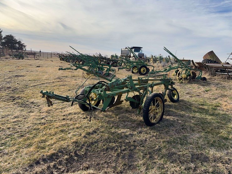 john-deere-pull-type-three-bottom-plow-image-7
