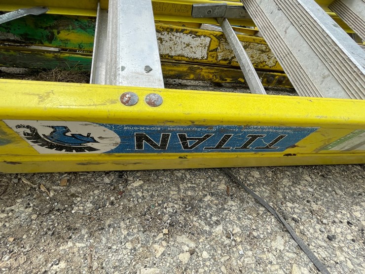 #1152-•-(2)-fiberglass-step-ladders-image-2