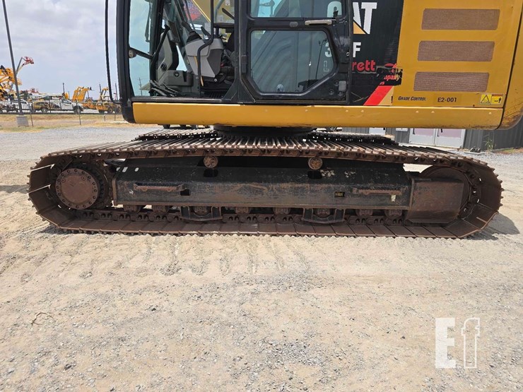 2017-caterpillar-323fl-image-31