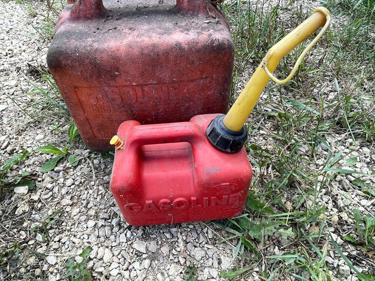 #3343-•-(3)-poly-gas-cans-image-9