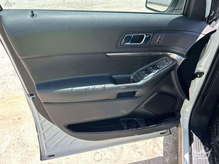 2018-ford-explorer-image-11
