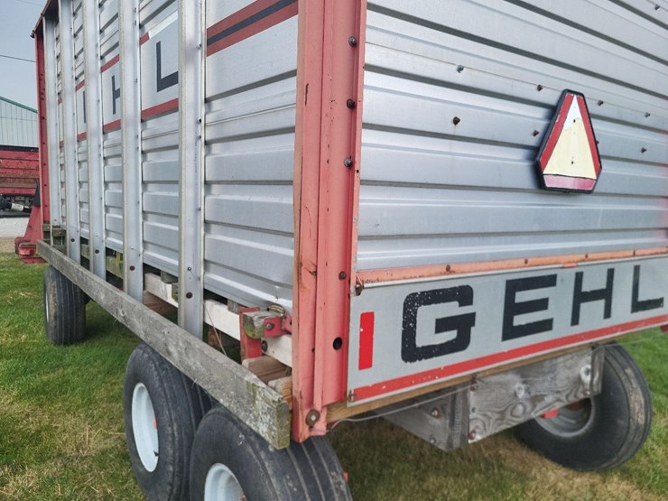 gehl-970-silage-wagon-w/gehl-tandem-axle-running-gear-image-27
