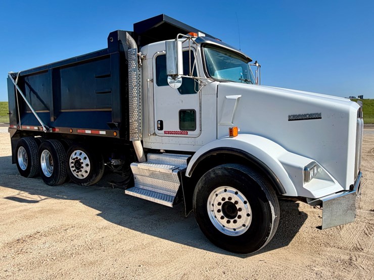 2011-kenworth-t800-image-3