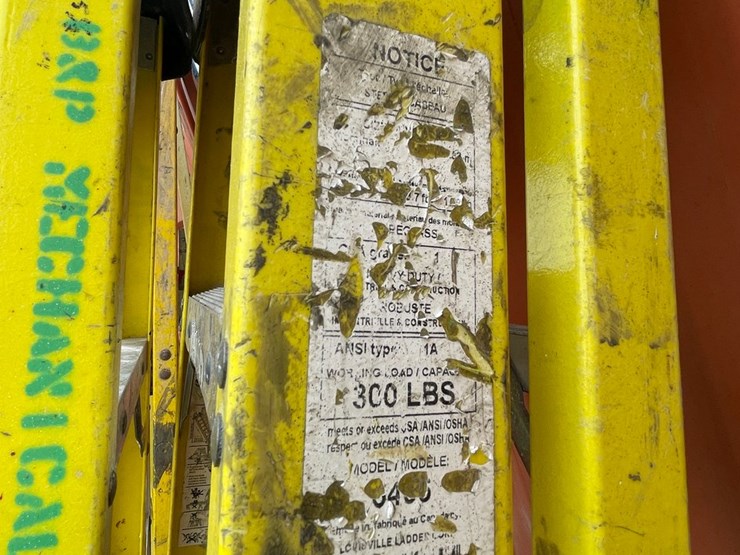 #1157-•-(2)-fiberglass-step-ladders-image-6