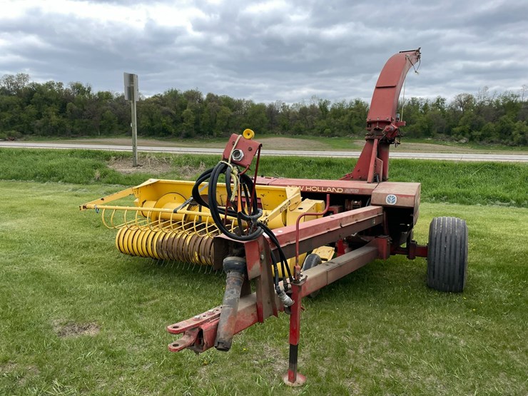 #1033-•-hew-holland-790-chopper-with-hay-head-image-1