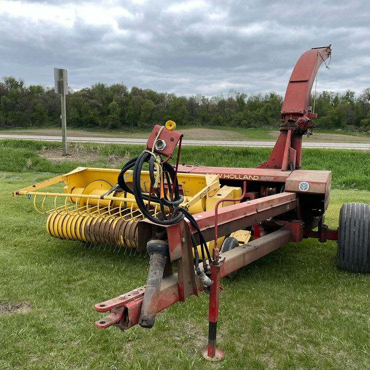 #1033 • Hew Holland 790 Chopper with Hay Head