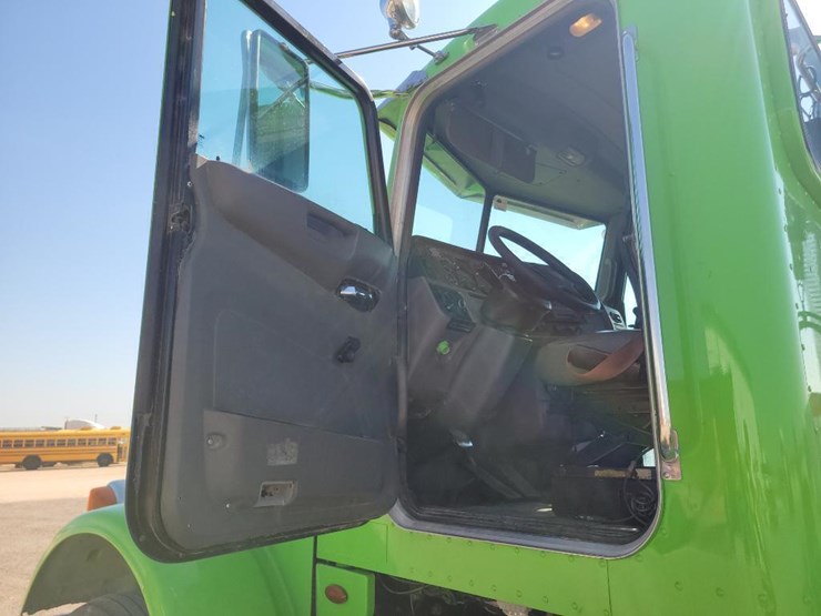 2014-peterbilt-365-image-15