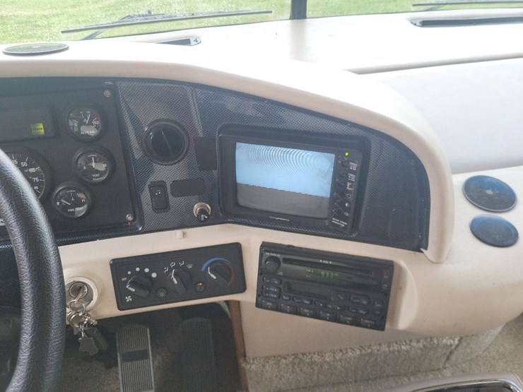 2003-fleetwood-bounder-39z-class-a-motorhome-on-freightliner-chassis-image-7