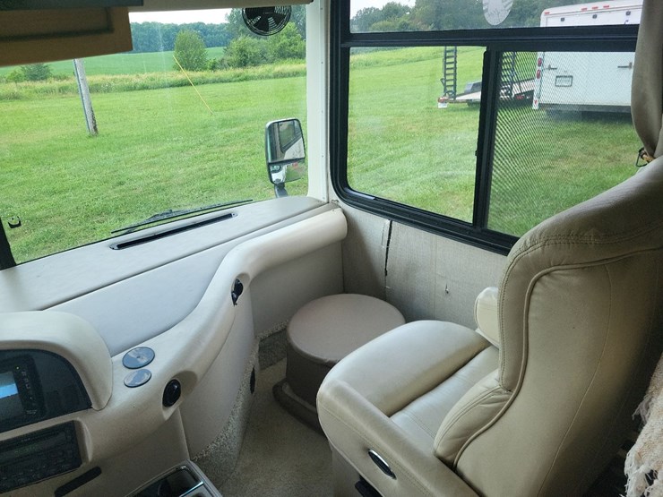 2003-fleetwood-bounder-39z-class-a-motorhome-on-freightliner-chassis-image-8