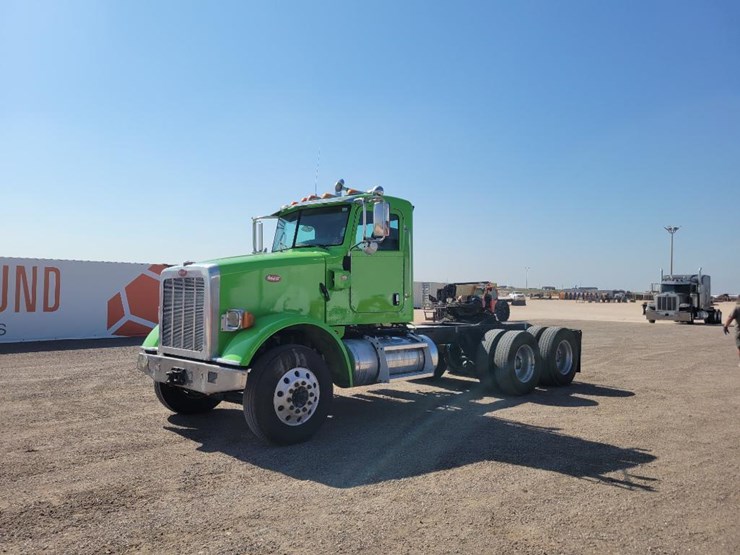 2014-peterbilt-365-image-1