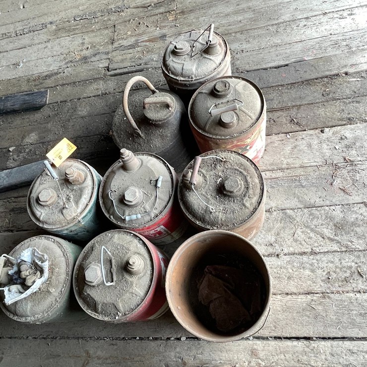 #2329 • Vintage Oil Cans