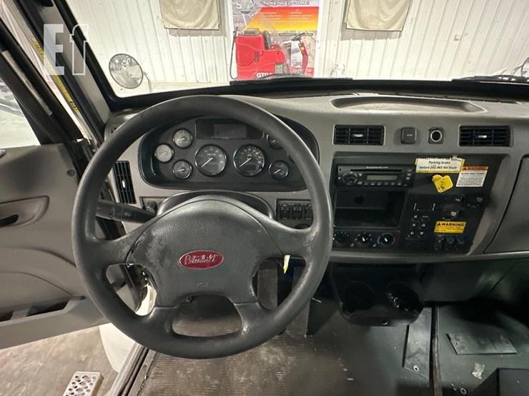 2015-peterbilt-337-image-15