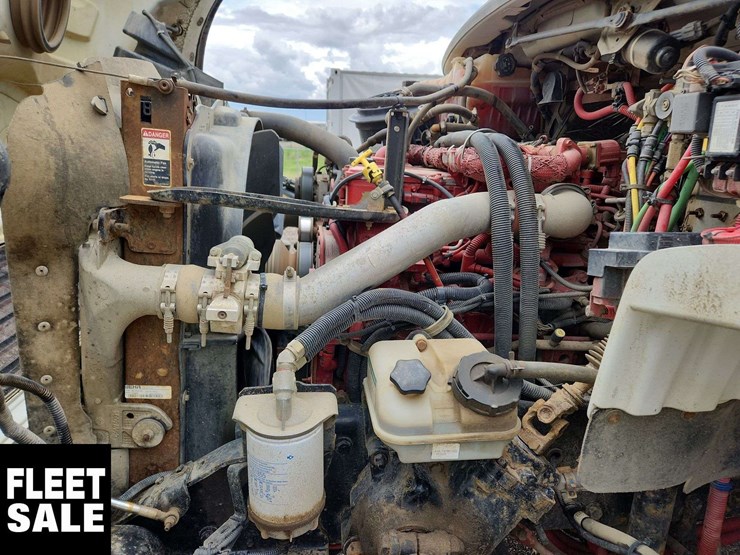 2011-freightliner-m2-106-image-27