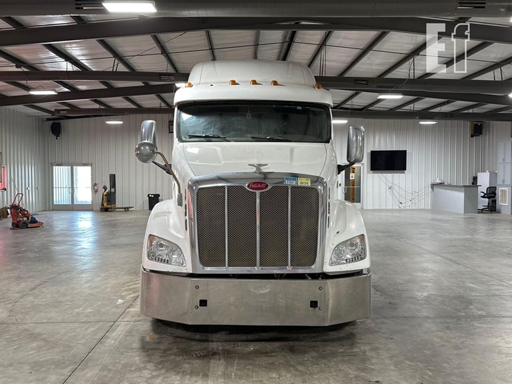 2012-peterbilt-587-image-7