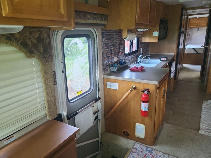 2003-fleetwood-bounder-39z-class-a-motorhome-on-freightliner-chassis-image-15