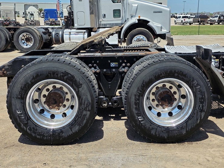 2015-kenworth-t800-image-17