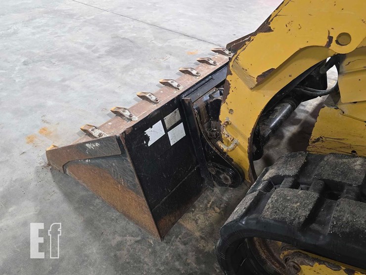 2015-caterpillar-259d-image-12